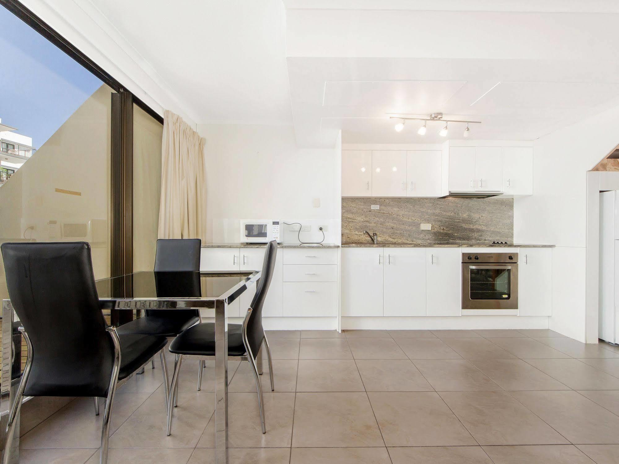 Broadbeach Travel Inn Apartments Gold Coast Exterior photo